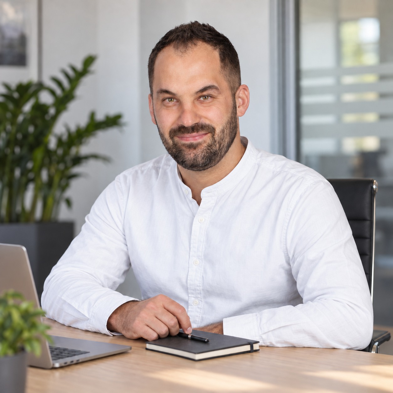 Julian Hofbaur an seinem Schreibtisch in einem modernen Büro